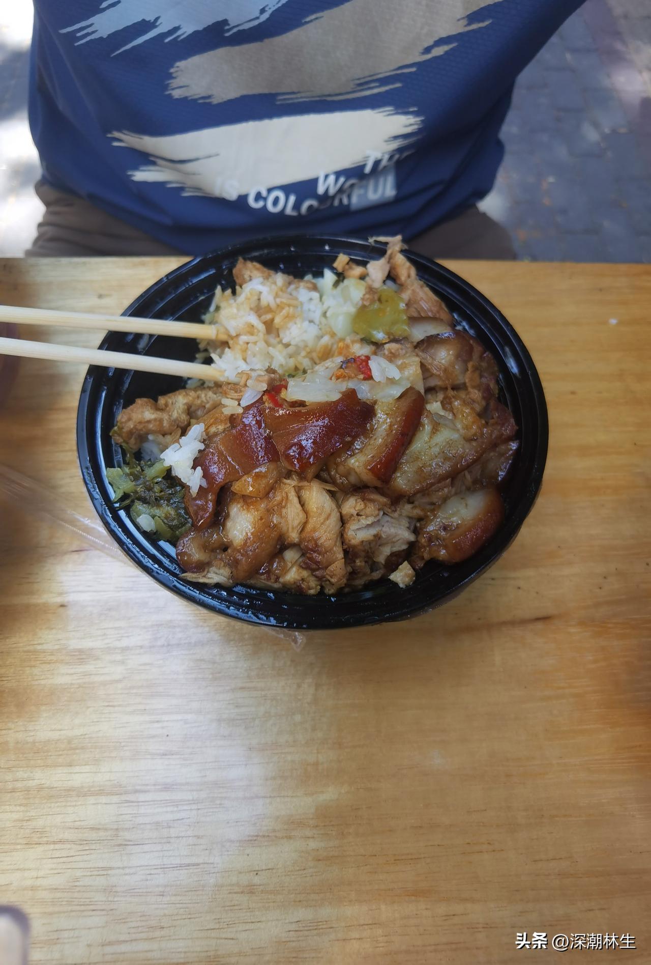 好久没吃深圳的猪脚饭了！下午约上老友，直奔那家熟悉的店。揭开盒盖的那一刻，酱香扑