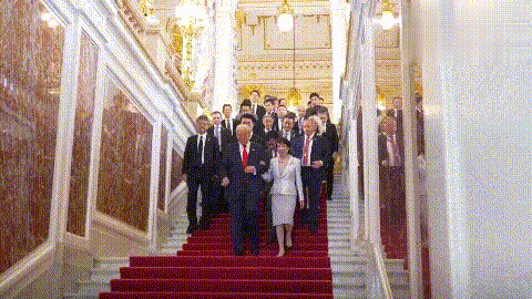 高市早苗主动搂上智利总统，4天“献媚”3名男性领导人；日本网民已炸锅：我们到底是