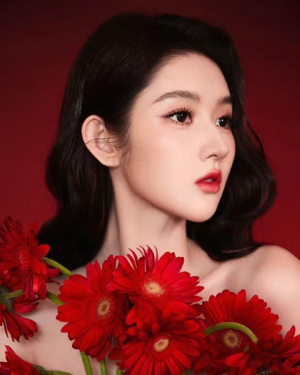 王玉雯这么红那么美 在追求个性的时代，王玉雯的美有一种难得的“正”与“醇”。她不