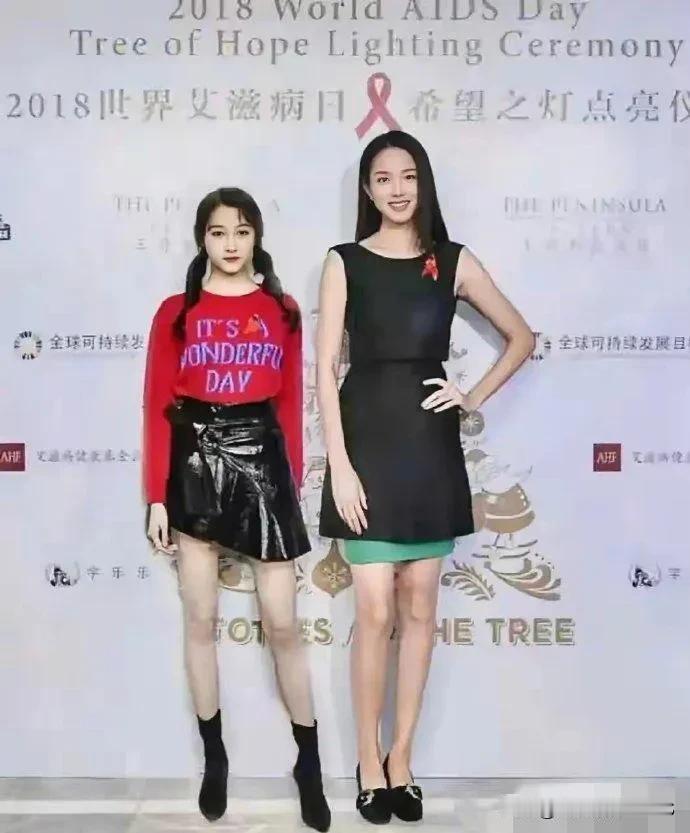 张梓琳和关晓彤，身高的确差距不小，不过啊，除了身高差十厘米之外，关晓彤的鞋跟可能