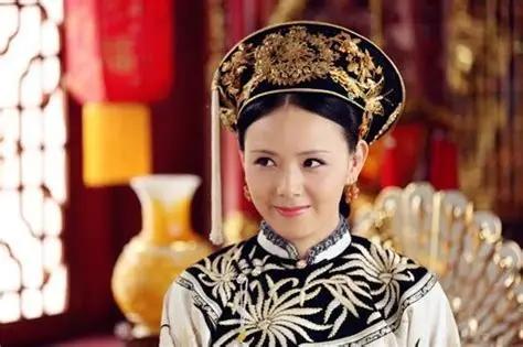 康熙二年，公元1663年，紫禁城里来了三个小姑娘。太皇太后孝庄从三十位内务府秀女