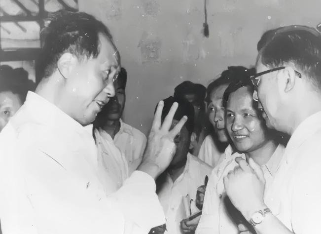 1958年8月13日，毛主席走进南开大学校园，迎接的学校领导刚要开口，毛主席先说