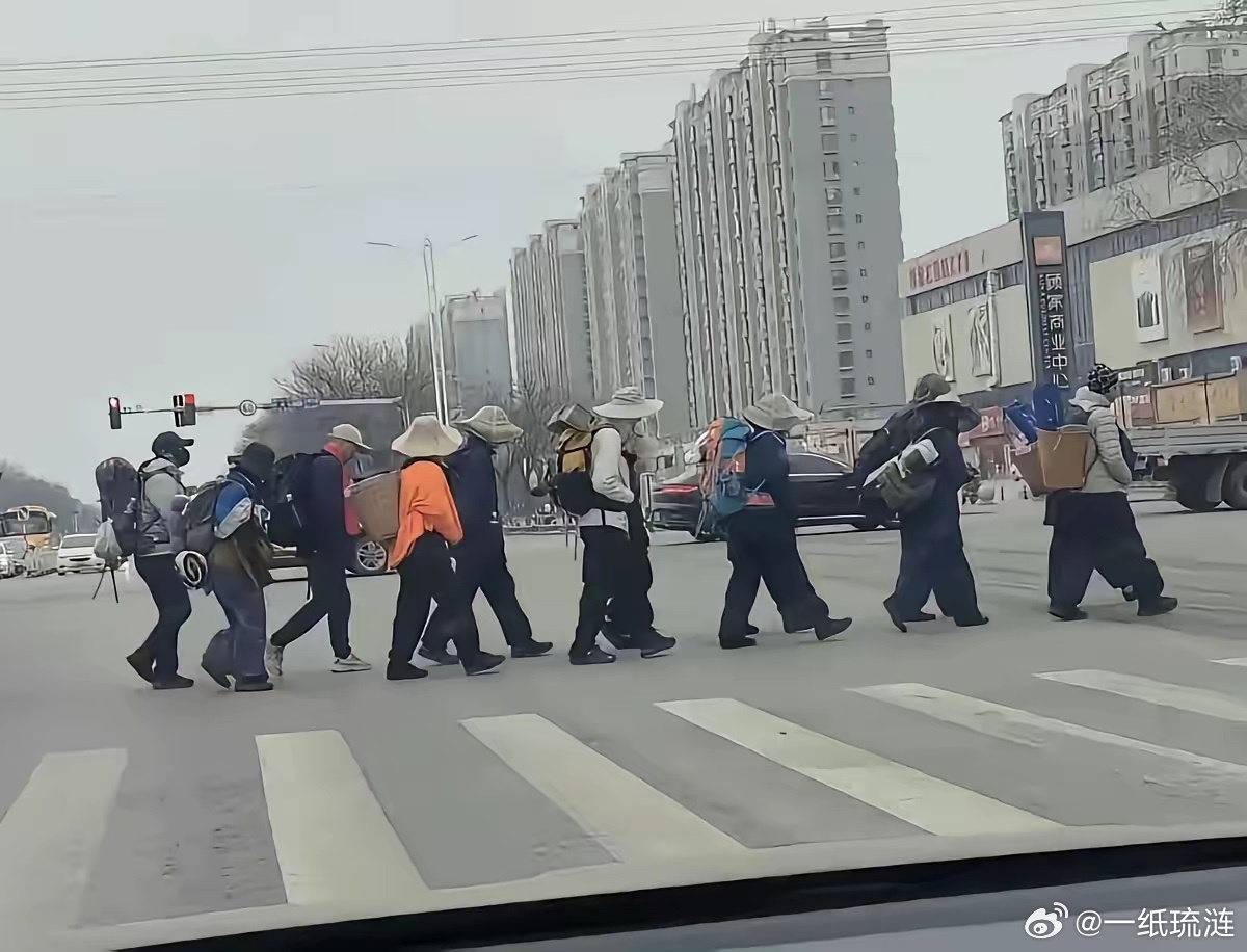 路上成群结队的“背包客”看着确实很奇怪，这些人究竟是干什么的？他们这种打扮明显不