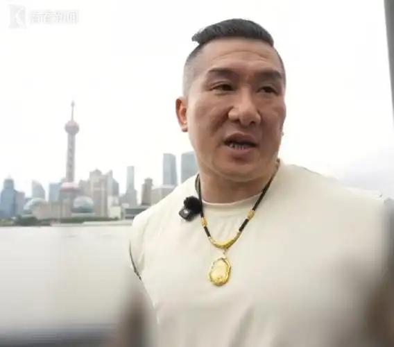 馆长已经公开宣布，他不能参加9.3阅兵，也不能在抖音和B站注册。他没有解释不能参