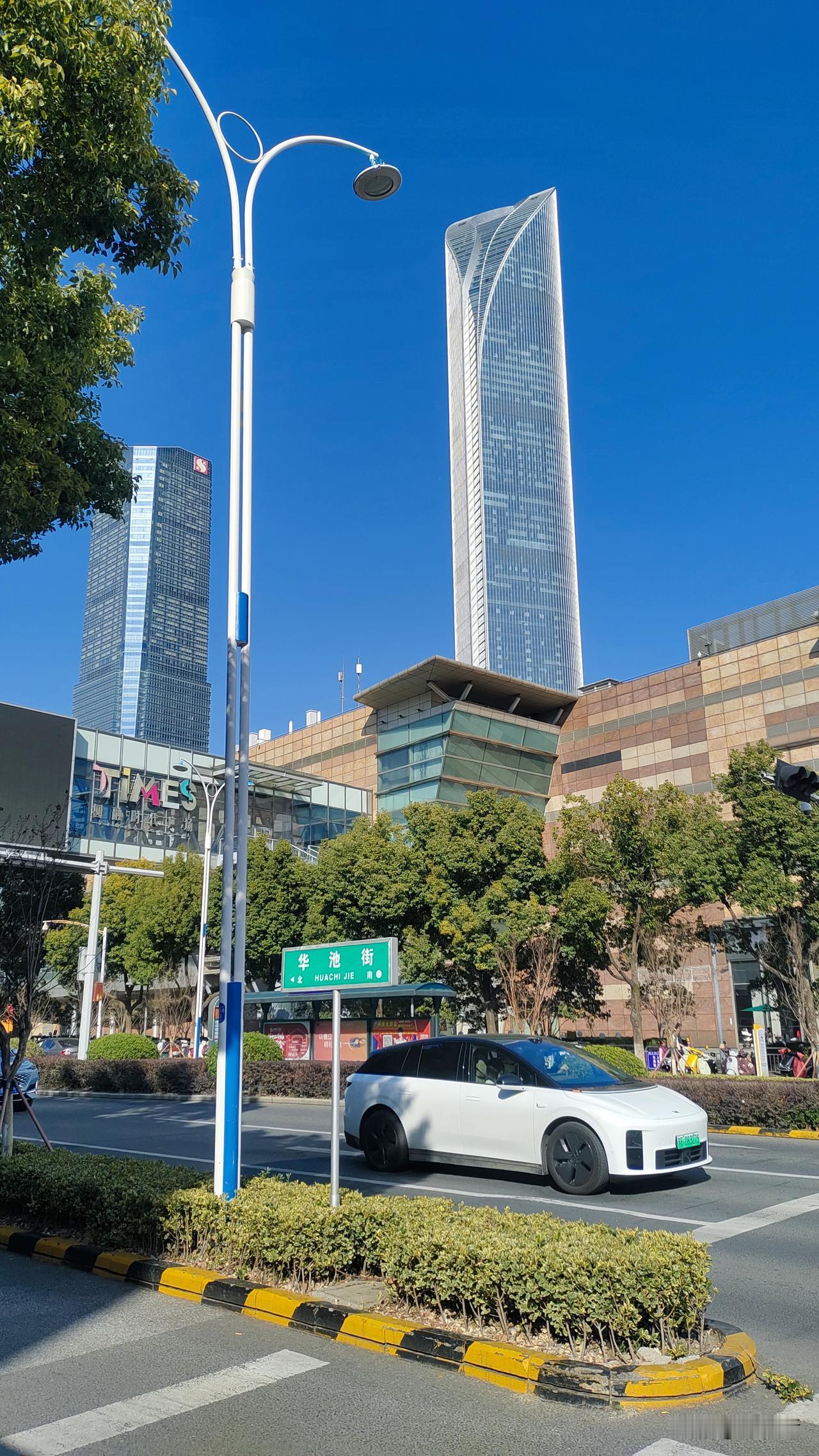 苏州工业园区，熟悉的人知道，比起古城是最具现代化的城市新中心。

如果从名字上看