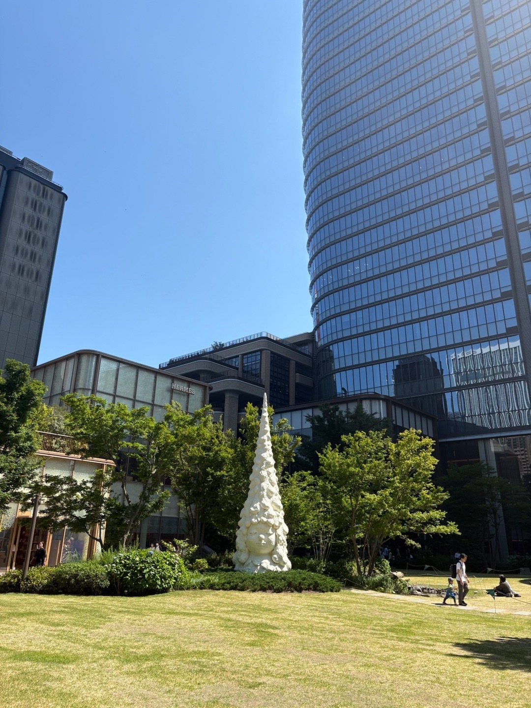 礼拜一去了麻布台Hills，隔着大马路对面就看到了建筑顶端的编织肌理。沿着小山坡