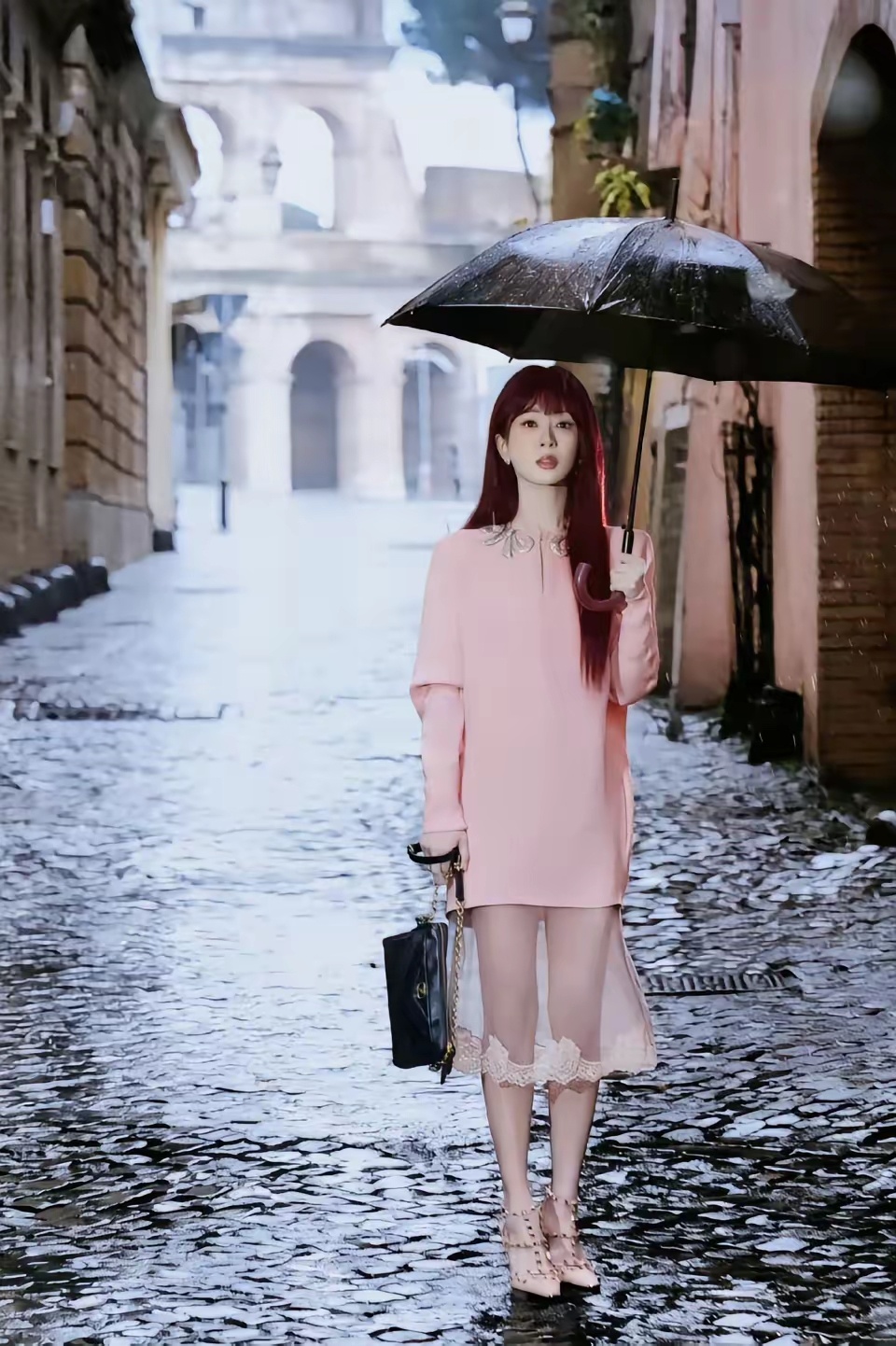 杨紫这张照片韩剧氛围感十足，有眼光的编剧抓紧递本子，杨紫还没演过这样的剧。 