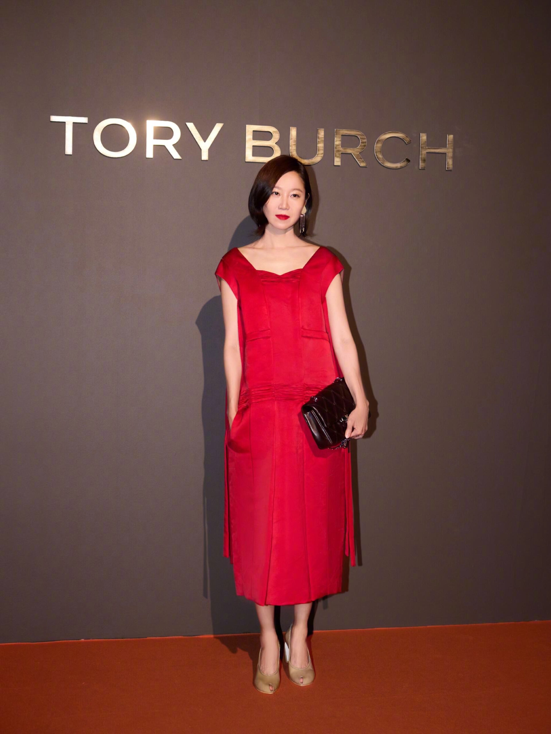 TORY BURCH 2027 春夏系列发布秀，头排看秀的孔晓振，身穿TORY 