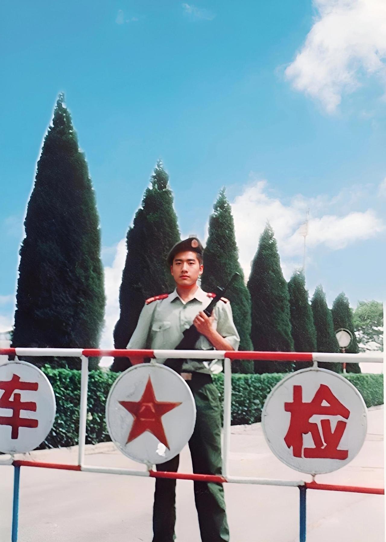 那时候我们八零后还年轻//@行走在人世间jrpJ:2006年！我一期士官在部队最