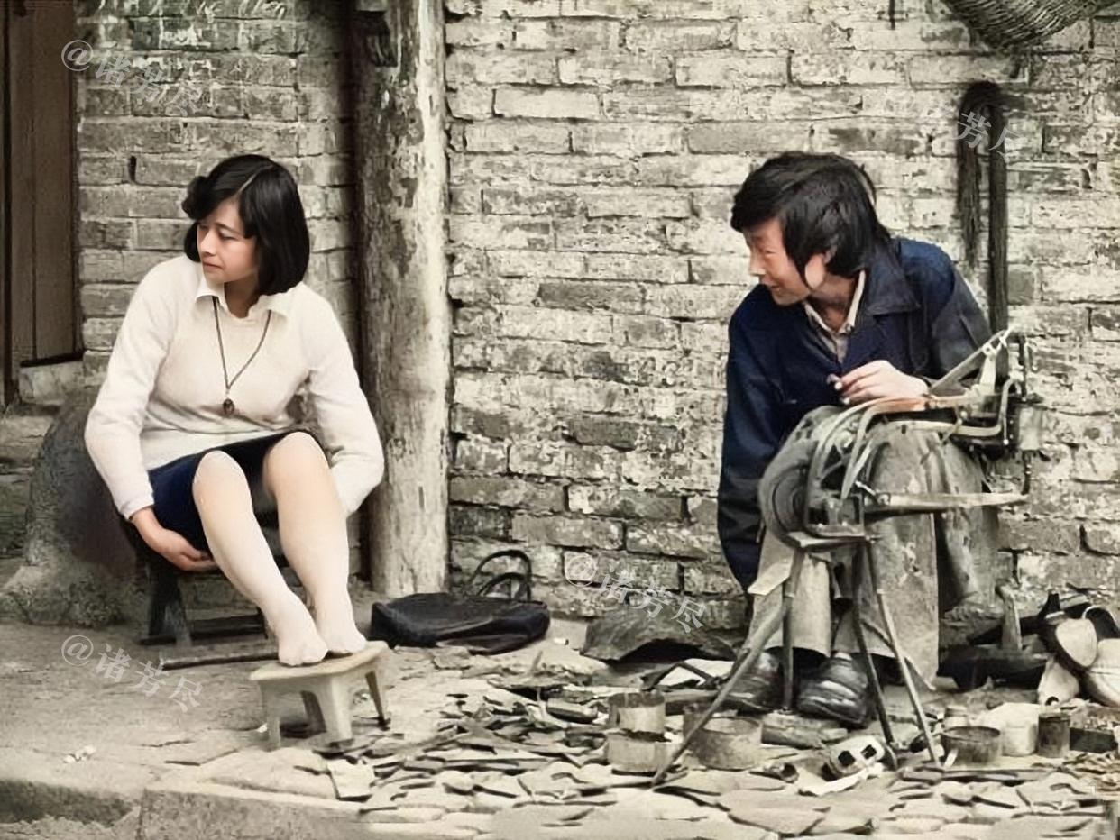 上世纪80年代，一位漂亮的年轻女子正在修鞋摊儿上修鞋，由于长得太好看，让小鞋匠丢