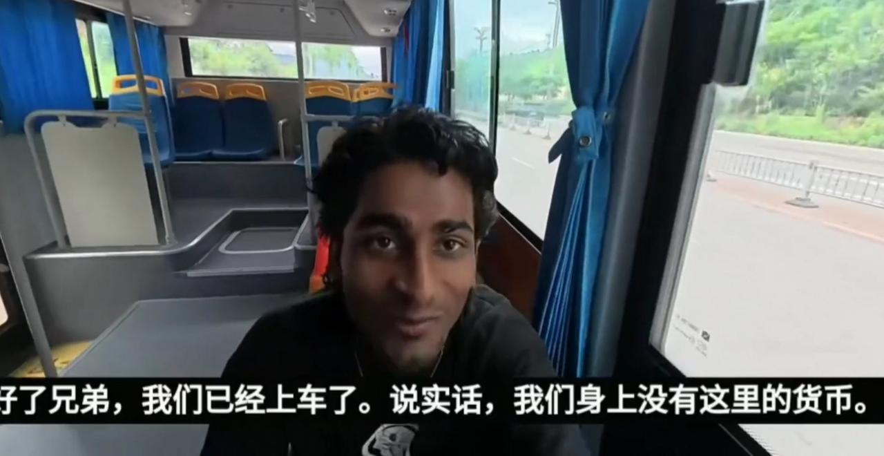 两位从磨丁入境云南磨憨的印度背包客，节俭是真的节俭：坐公交没有付费，想两人共用一