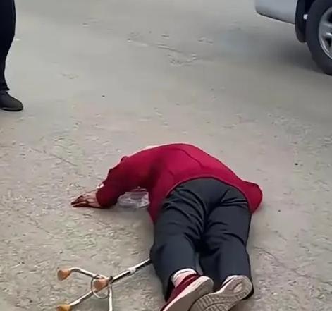杭州62岁阿姨摔倒躺在路边25分钟，路人不敢上前搀扶，救护车接进急诊，她咬定是年