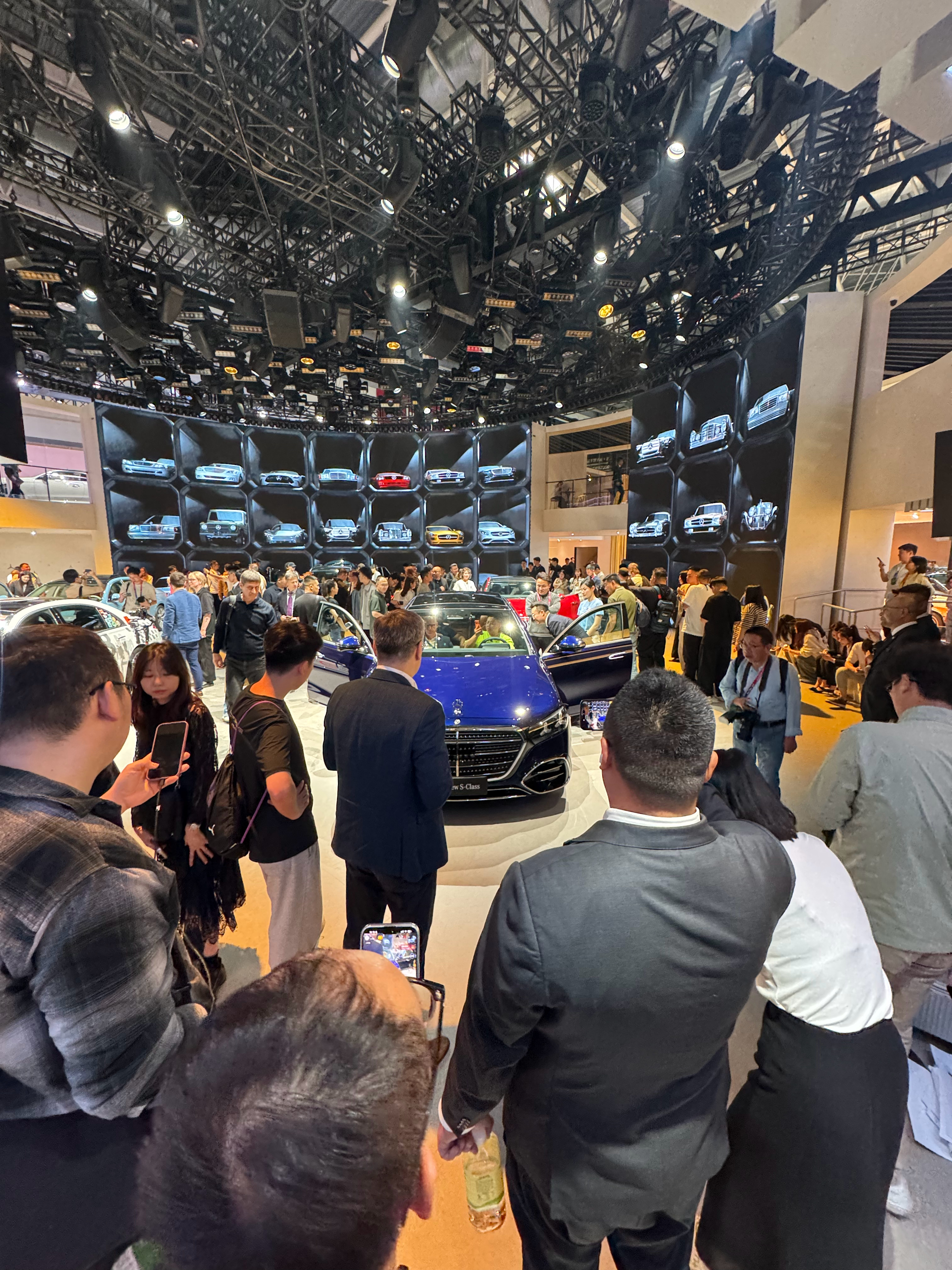 全世界的人都喜欢“大奔”这台车我就不凑近去看了毕竟在 VIP 室已经私人品鉴过2