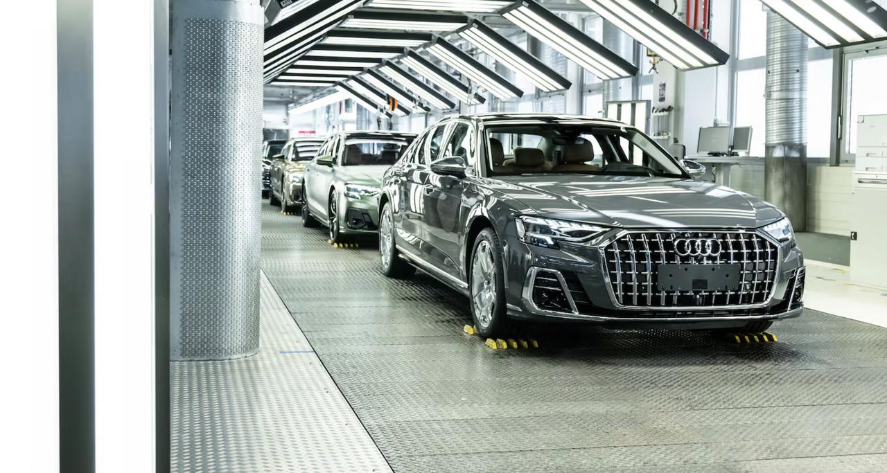 奥迪A8何时换代，电动还是燃油，都不确定
作为旗舰车型的奥迪A8上一次换代还是2