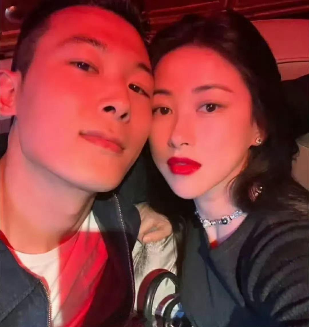 朱珠的老公晒出朱珠的化妆台小小的一个柜子，虽然柜子装满了，可跟其他女明星比，这已
