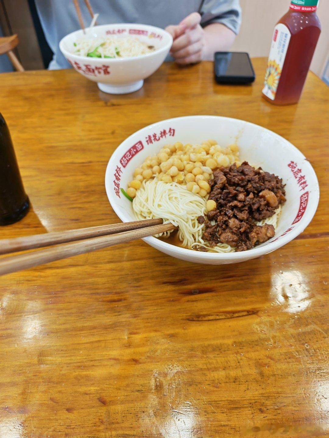虽然说重庆的面馆随便进一家都很地道，但我看评论说，这一家开了之后，旁边原来很火的