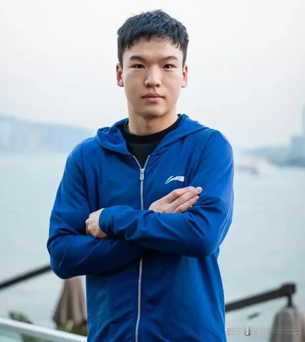追球十几年，今天终于看懂向鹏脸上那股“绷着的劲儿”
 
昨天刷到向鹏国际赛的镜头