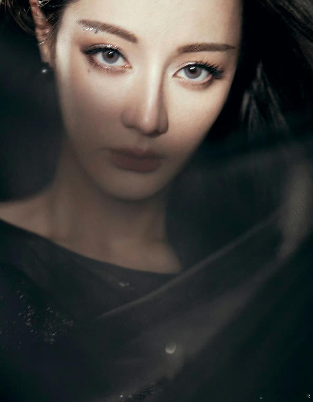 #王亚飞给迪丽热巴化的钻石烟熏妆#王亚飞老师在星芒生日妆后，又为热巴解锁了新妆容