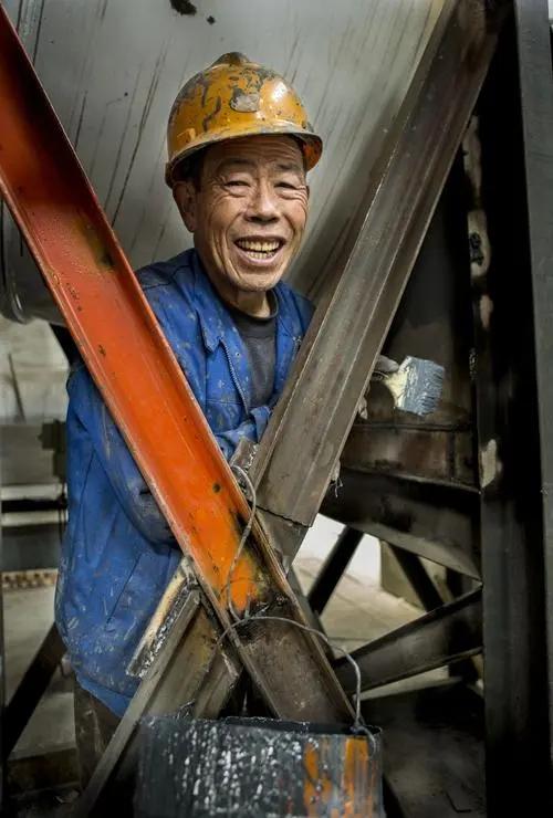 拿到工伤30万元的补偿金之后，一直都不联系我的儿子叫我把钱拿给他去投资，这样子不