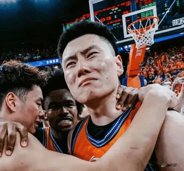 李弘权说:夺冠太上瘾了，明年还想继续站在冠军领奖台上。说实话，一个CBA冠军的价