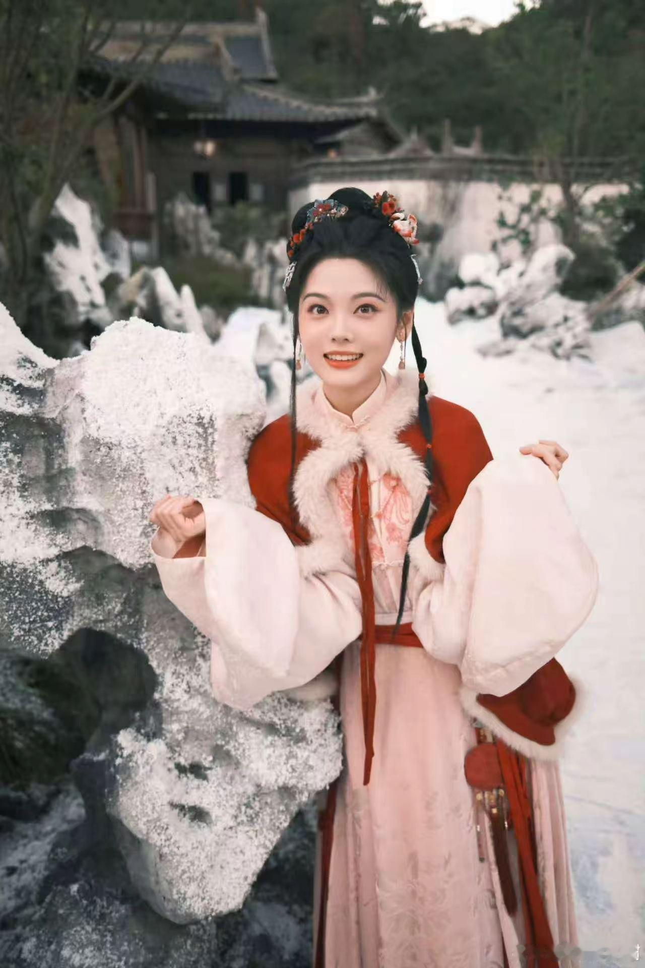 二小姐是第一个叫兰香大嫂的人兰香如故兰香如故的人物塑造鲜活动人，林绣芄打心底崇拜