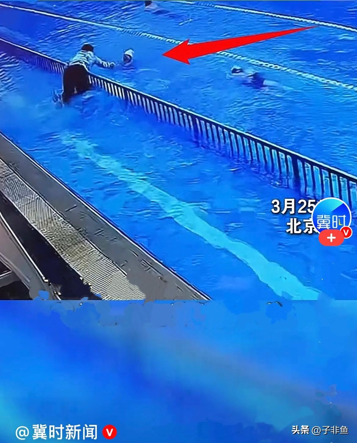 近日，北京一游泳馆里，有的人在池里游泳，有的人还没开始游泳，游泳教练宋先生正要准