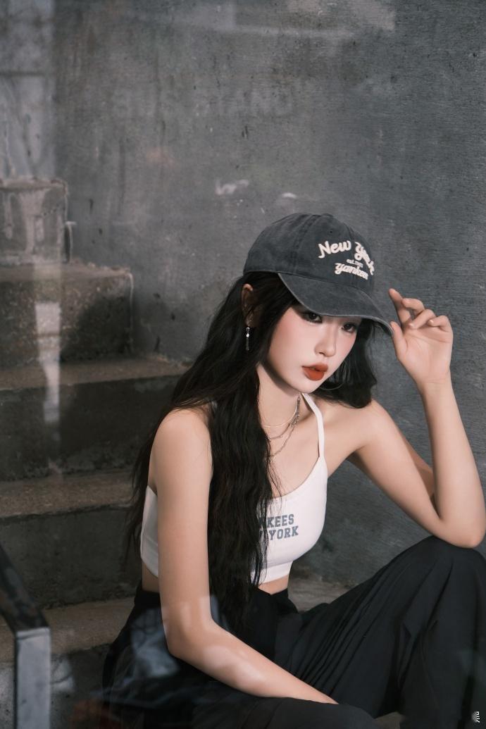 #虞书欣美式街头辣妹##虞书欣冷脸好A# ​ ​  虞书欣的美式街头辣妹形象在这