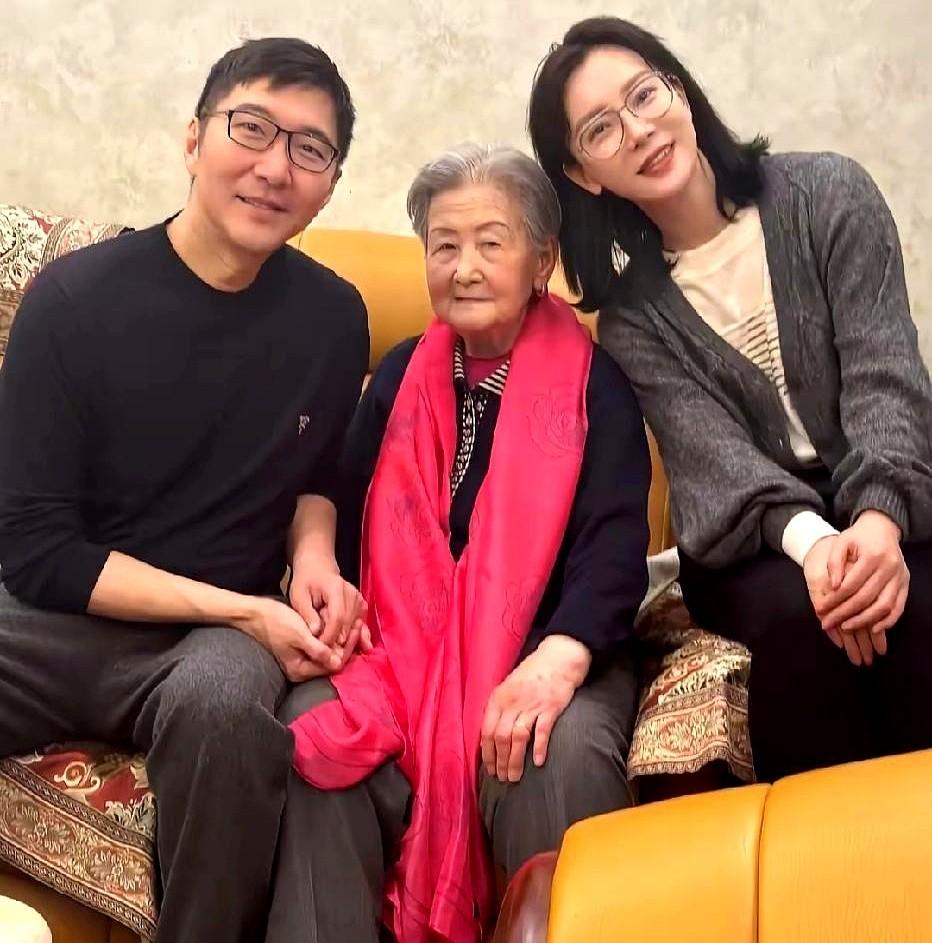 看了陈数回娘家过年的照片，才明白什么叫“嫁对了人”。

48岁的陈数回到湖北黄石