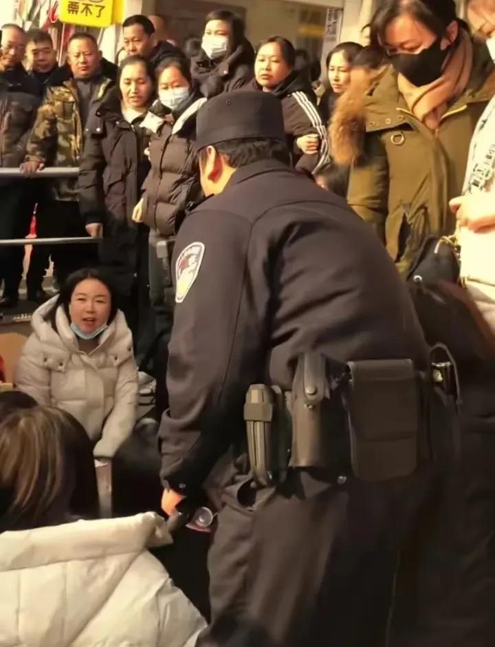 许昌“幸福万家”，如今幸福没有了，变成“万家讨债讨薪”。
10年前胖东来“许扶店