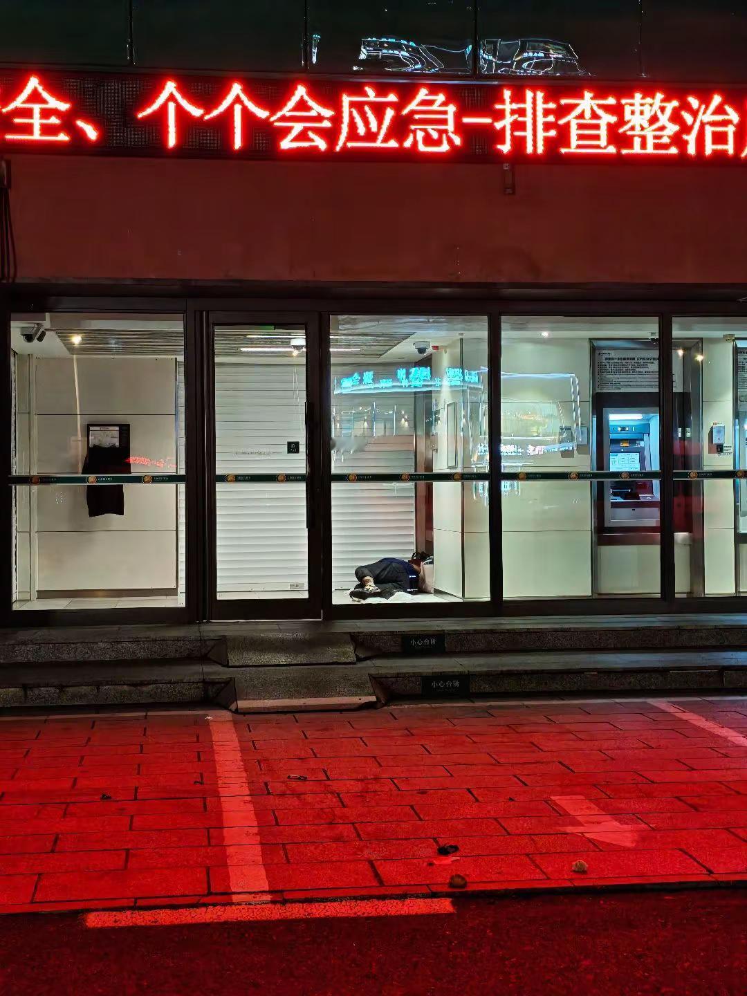 溜了三天弯，每天都能看到他
