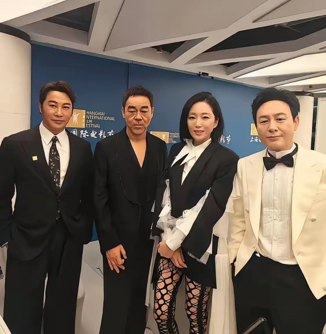 这四位合影中，就认出了右边这位穿白色西服的是张颂文，其他三位看着眼熟，就是说不出