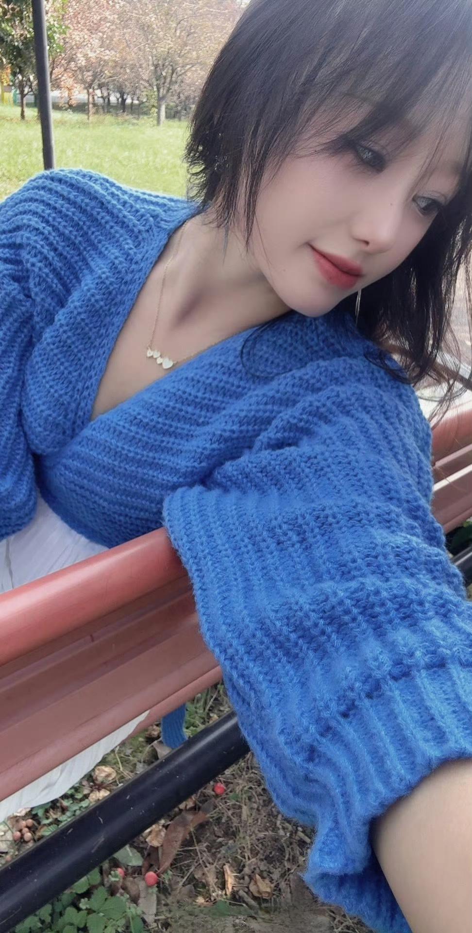  把蓝天揉进针织衫，白裙衬着午后阳光，随手拍都是治愈系画面～