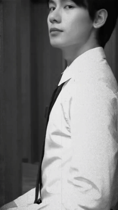 嘴碎少年变高干男神！胡先煦西装革履，心动值直接狂飙！ 