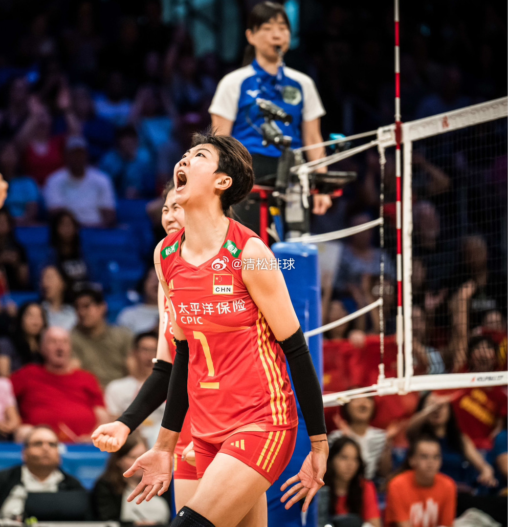 中国女排3-1巴西女排中国女排队长袁心玥13分（19扣6中1失误0被拦、7拦）扣