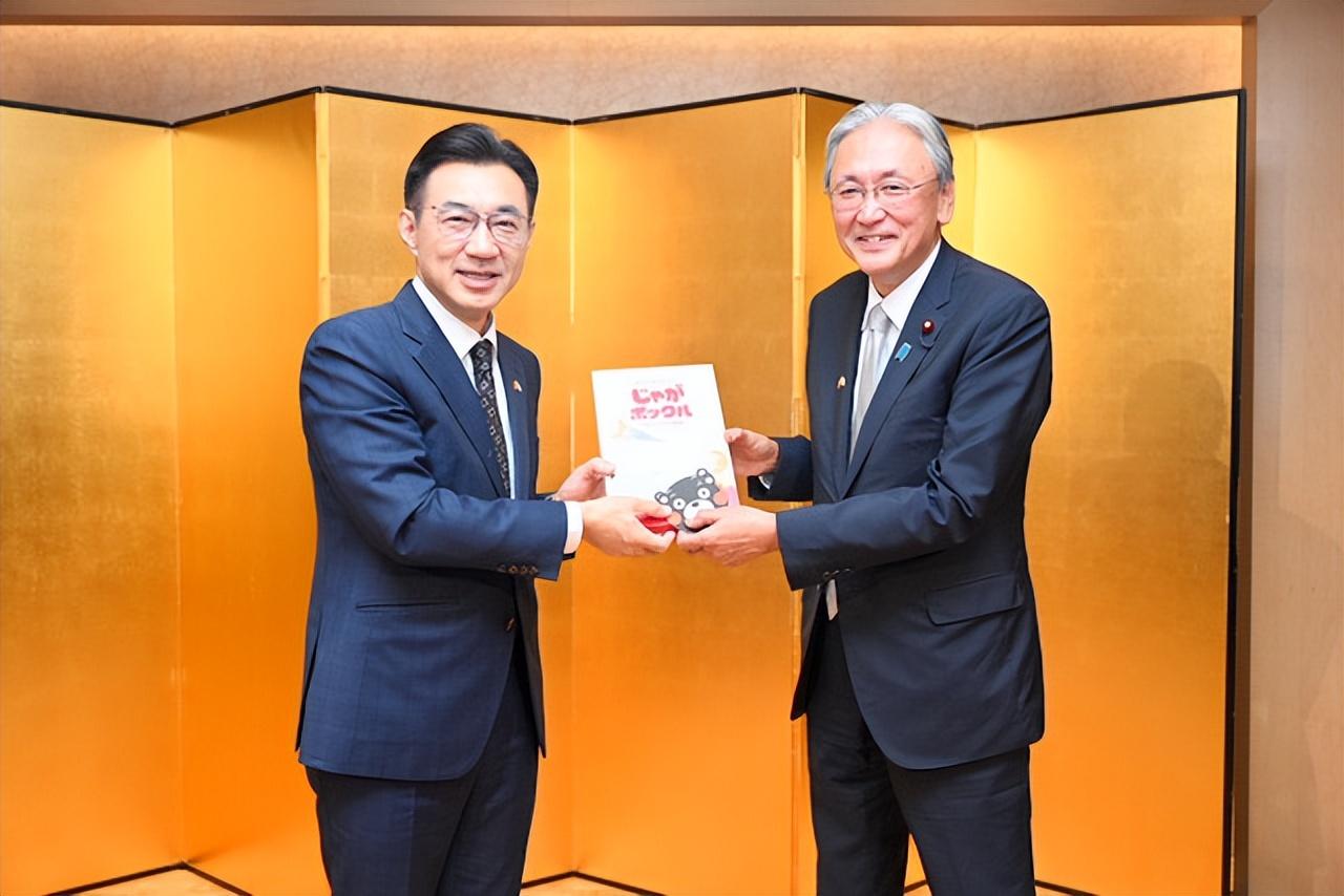 台湾这股媚日风，是彻底不装了，

8月24日大清早，国民党的江启臣带着14人的跨