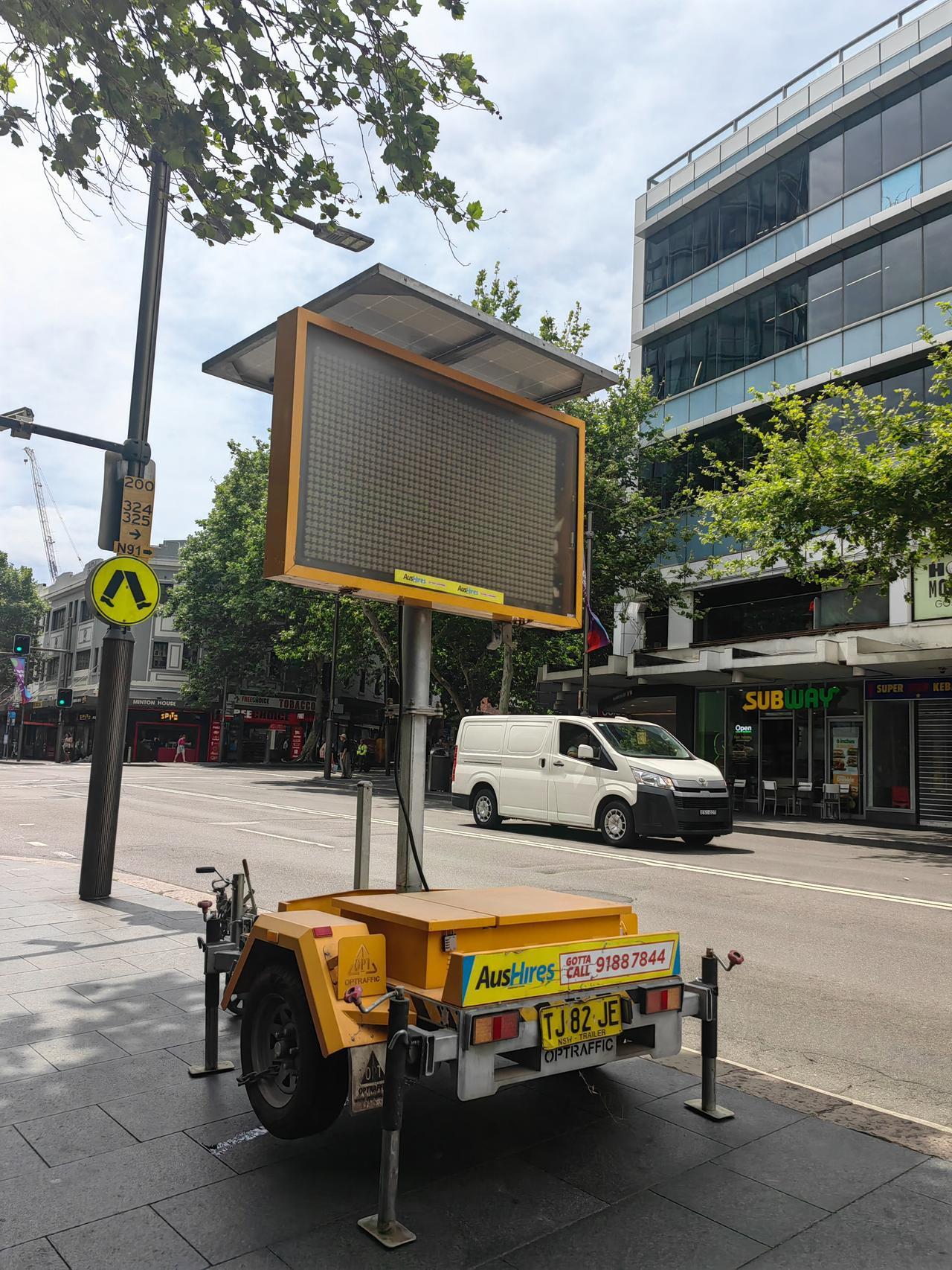 这种光伏储能指示灯在中国很少见啊。悉尼街头经常看到，上面顶着2块小光伏板，配上储