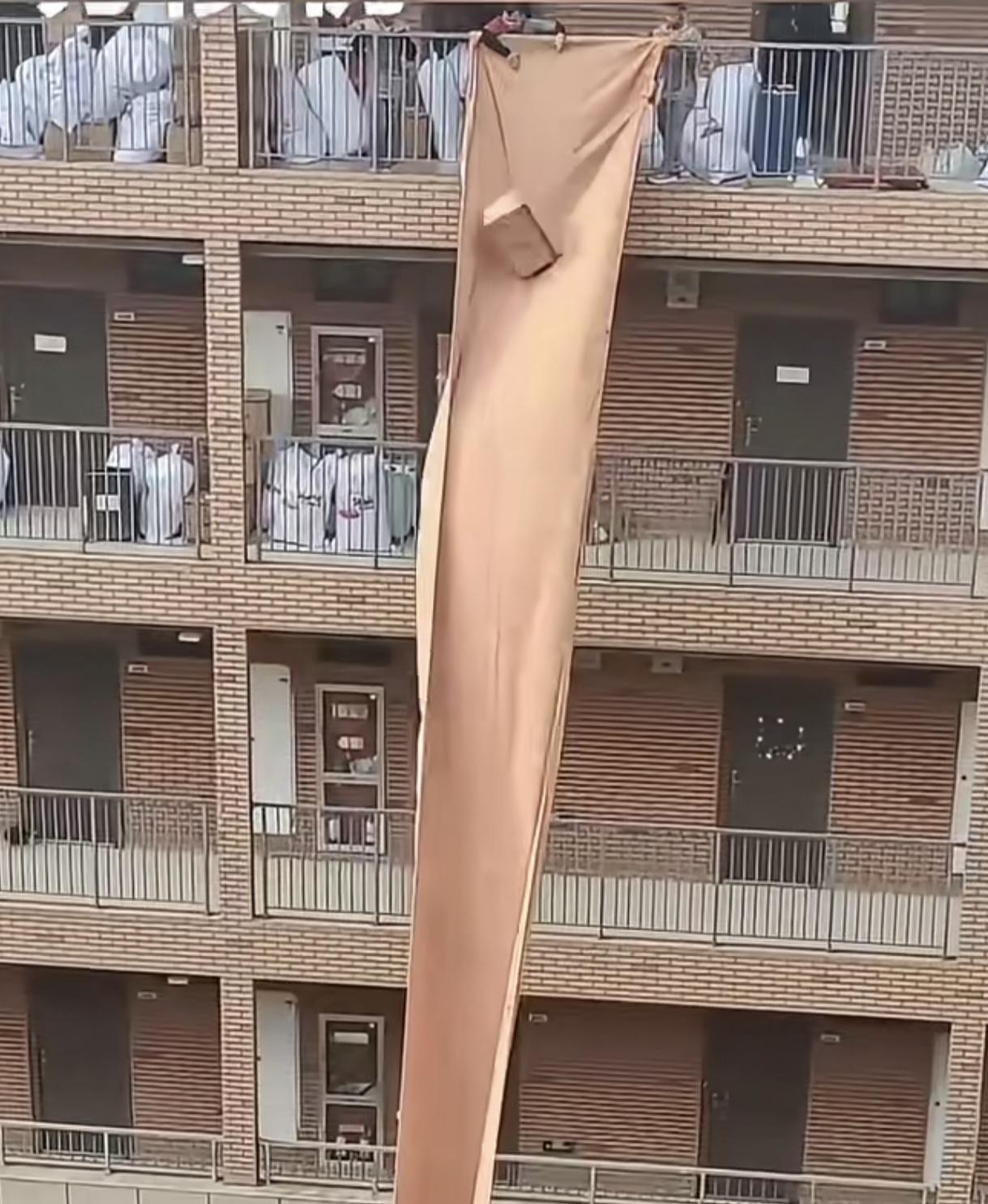 学生毕业时搬行李
从楼顶拉下一块布就往下扔行李
我就想先问一下，这么长的一块布哪