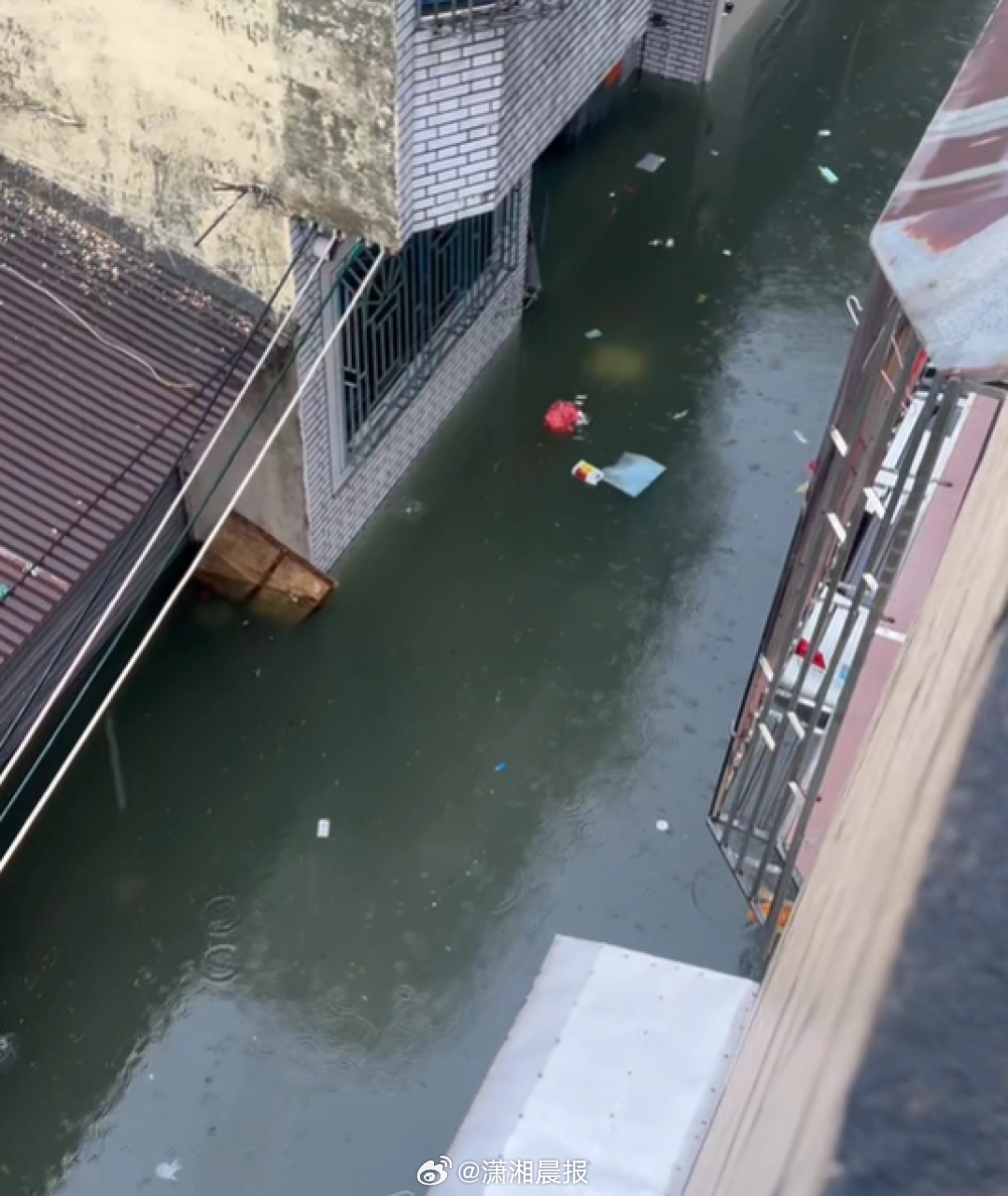 【#广东陆丰暴雨部分集镇积水成河#，#暴雨致积水成河孕妇小孩待在二楼#，居民：只