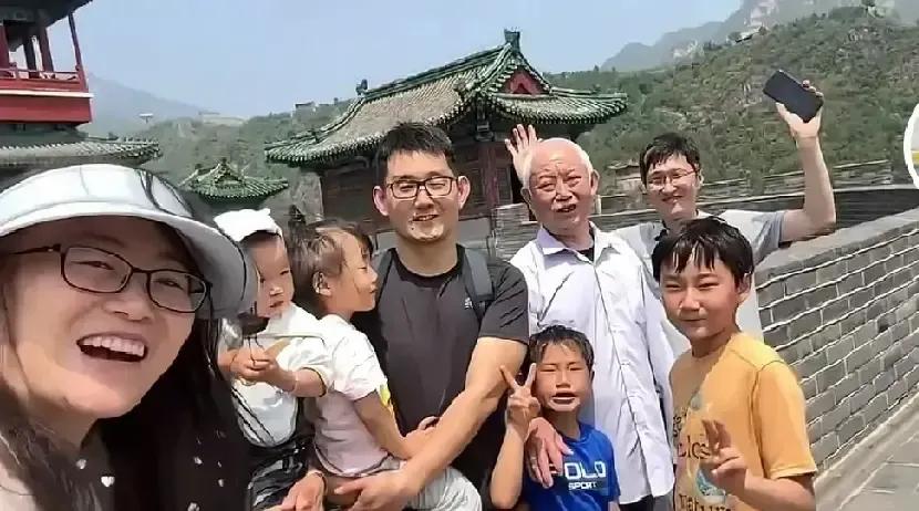 都是洞一家突然刷屏。
姐姐晒出兄妹俩从小到补课班零记录，最后双双进985，评论区