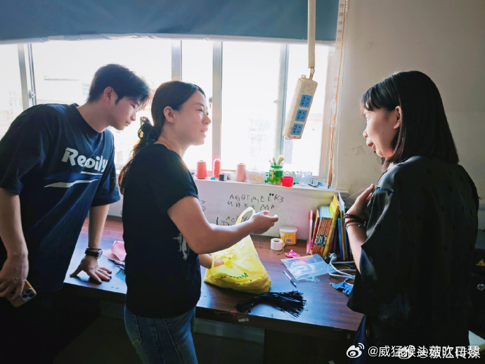 台州家门口的共富工坊让生活过得热气腾腾共富工坊落地村居就近吸纳村民务工，村民居家