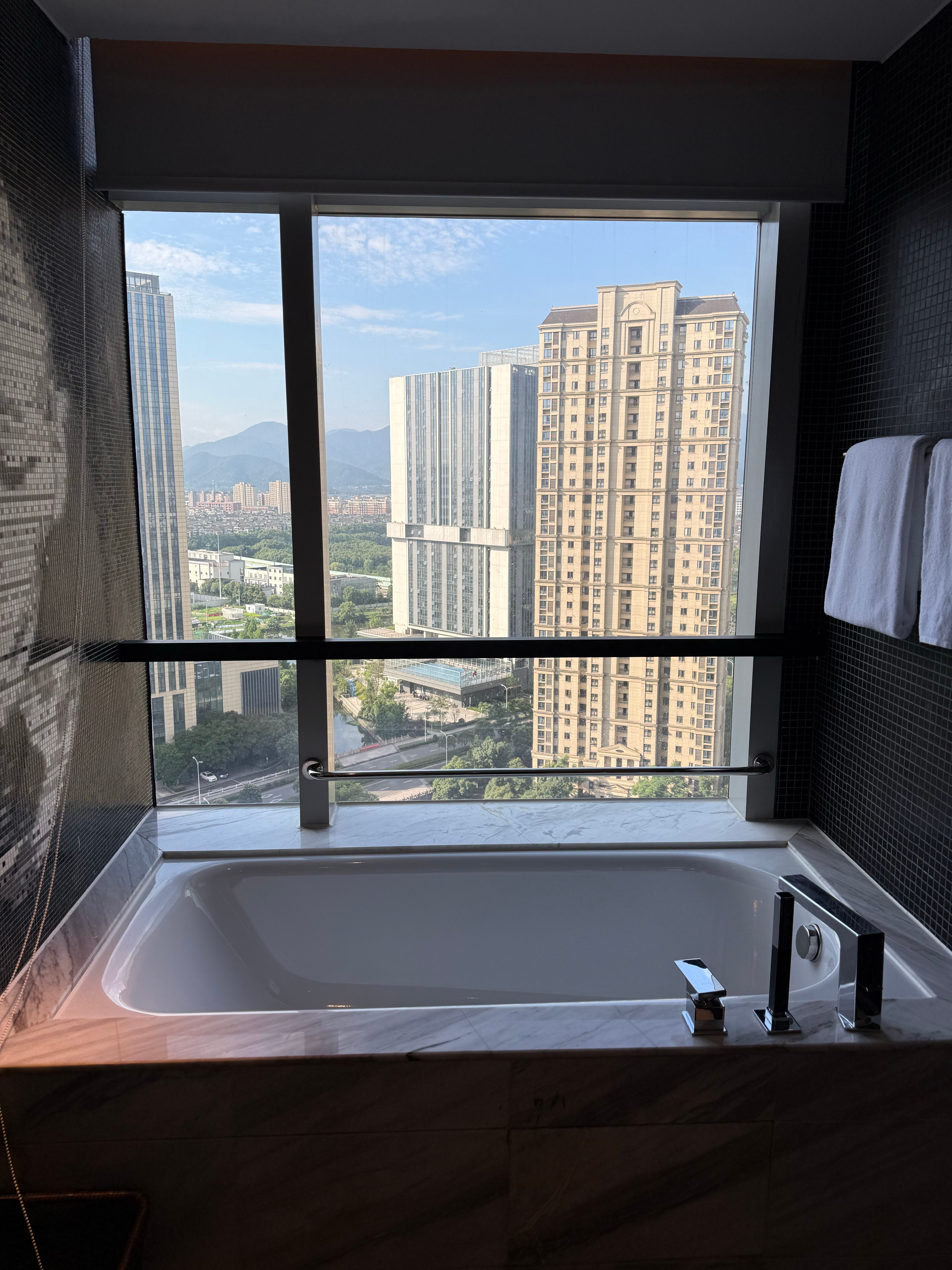 宁波影秀城丽筠酒店，这种靠窗的浴缸设计是可以看外面的风景的，但是，你站在桥上看风