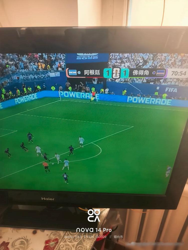 佛得角输了。
阿根廷赢了。

但昨晚，一个叫沃齐尼亚的男人，几乎抢走了梅西所有的