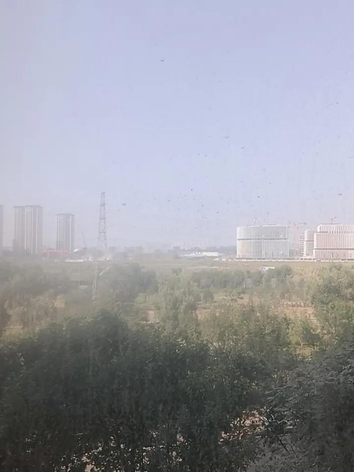 分享一下你随手拍下的照片凭窗远眺，远山层叠，云影漫过楼宇，落日铺洒大地，万千风物