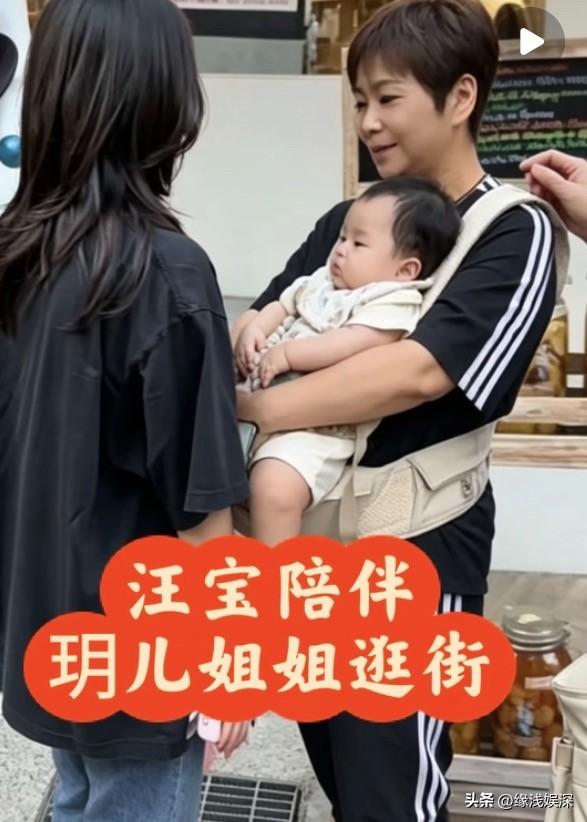 12岁小玥儿和爸爸、后妈、一起逛街，还和同父异母的弟弟互动，身材高挑留着披肩发越