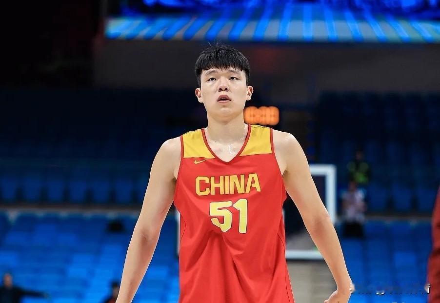 快回来吧！国家队表现好，常规赛才有上场机会！
杨瀚森虽然在首轮第16顺位被开拓者