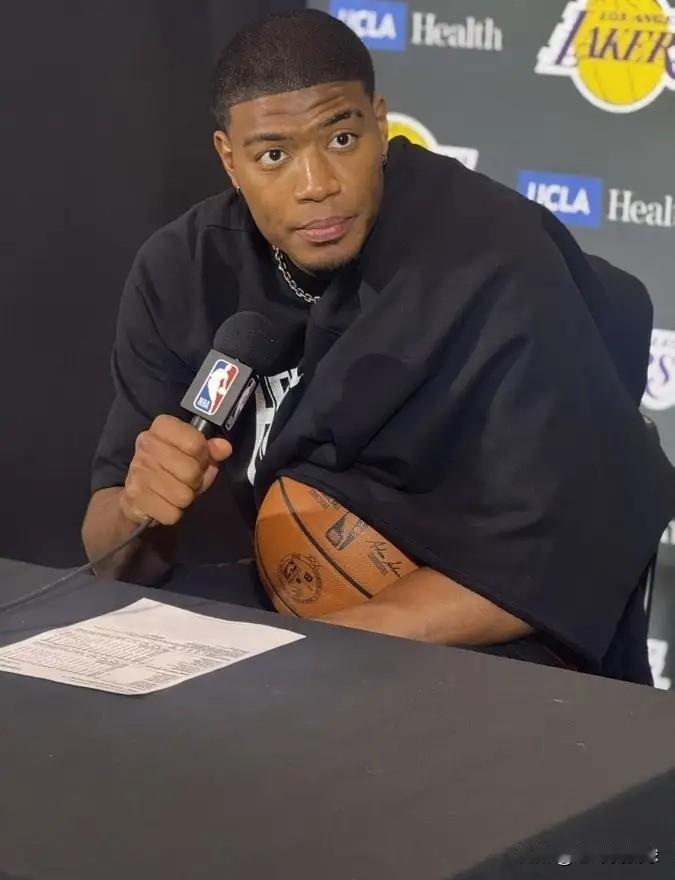 湖人大将八村垒真是太搞笑了！在今天湖人客场以123：120险胜猛龙的比赛中，八村