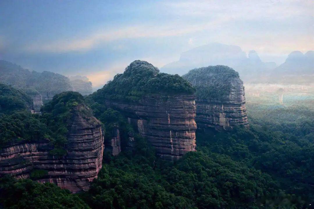 地质地貌、地质科普丹霞地貌（1）形态特征：顶平、身陡、麓缓。（2）形成过程：（图