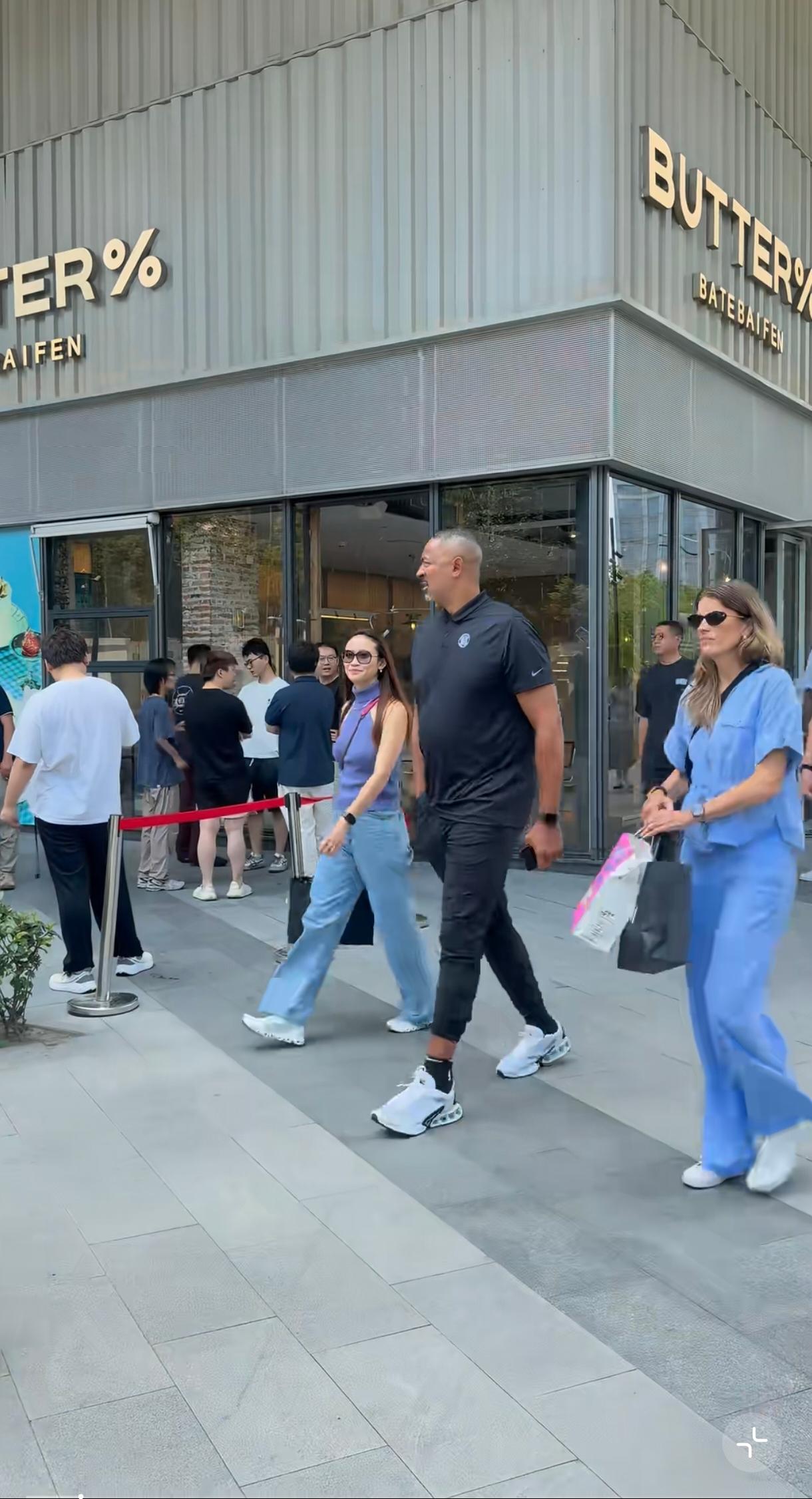打篮球的大长腿真好看，即使是黑色的。NBA的球星太多了，这是谁？