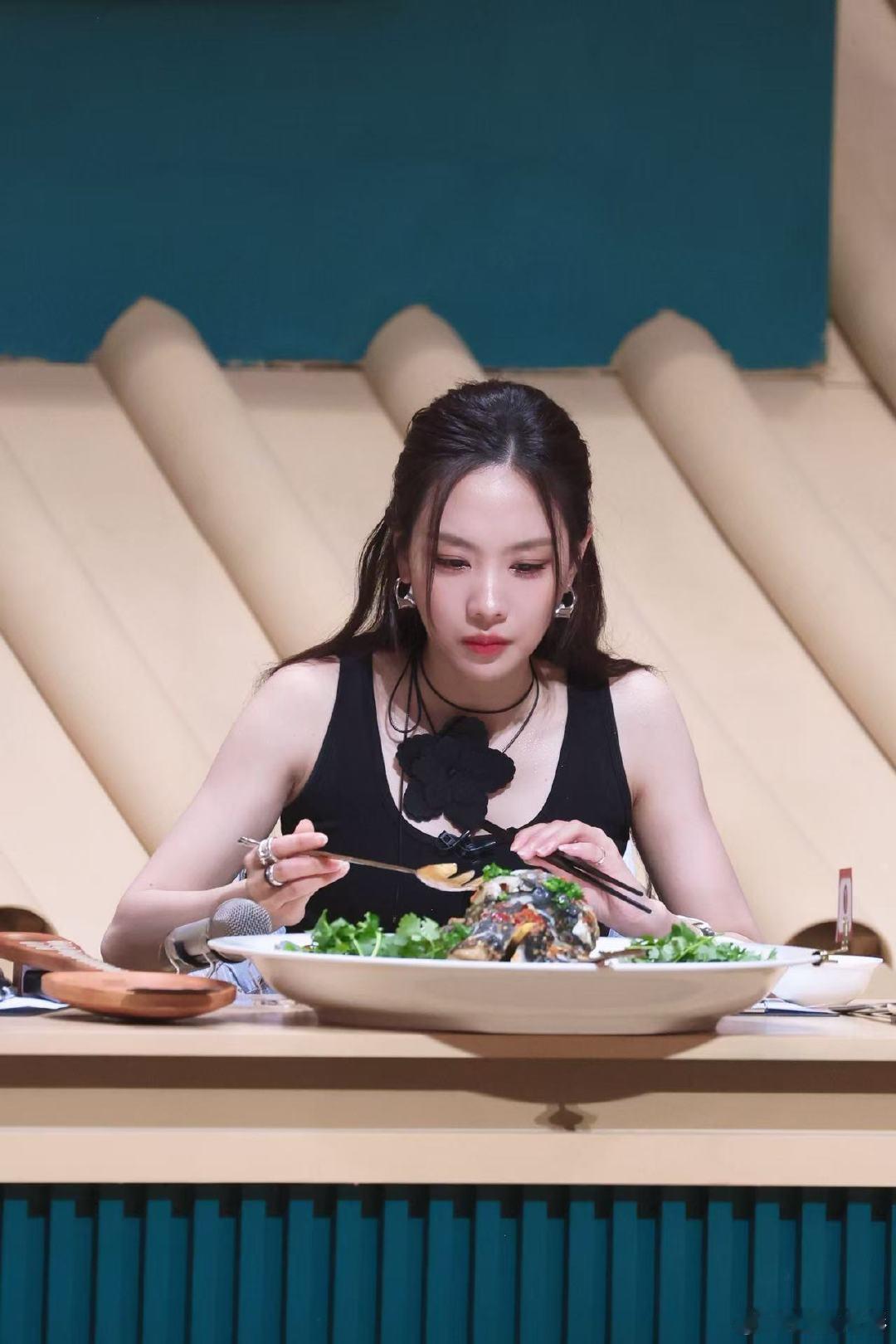 快把王霏霏打包送到中餐厅家乡美食大赛开播在家乡美食大赛吃得尽兴还没过瘾，一看见烹