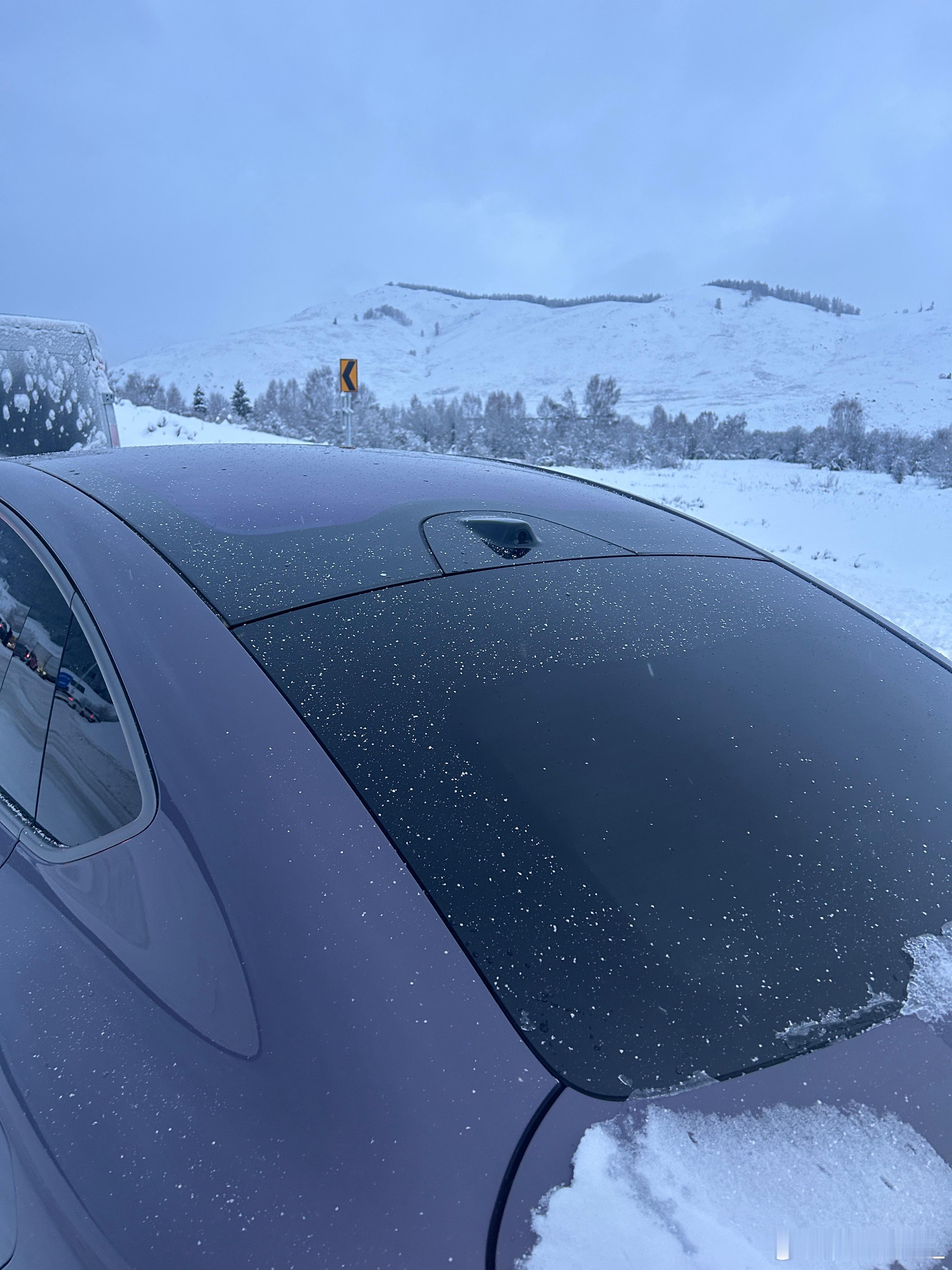 溜背的好处是车顶不积雪，但是在这种地方，前机盖的雪控制不住，一冻就完蛋，一层冰在